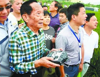 袁隆平获赠珠海羽人农用无人机，盛赞其先进