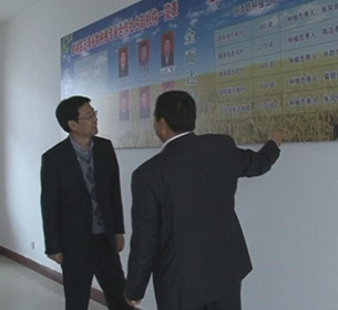 县委常委、组织部长邓小锋在正清农机合作社检查指导工作