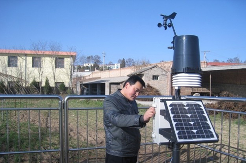 秦州区建立土壤墒情监测系统田间气象站